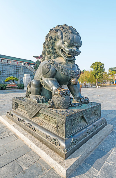 中国寺庙里的金属狮子
