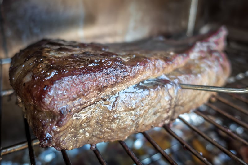 电烤炉里的大块胸肉