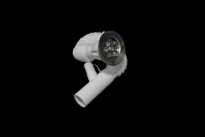 白色水槽管隔离在黑色背景上。塑料水槽排水管道管道工具。
