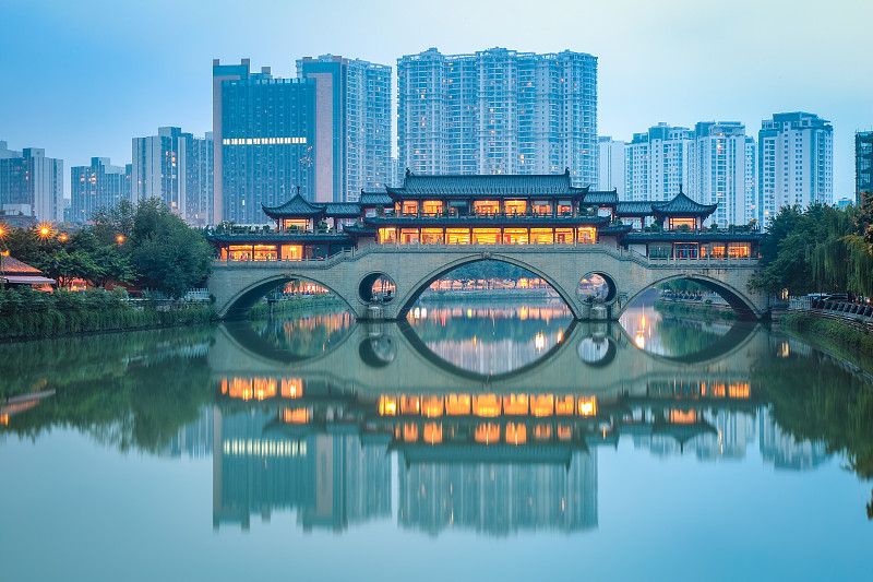 黄昏时分的中国安顺桥