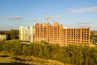 乌克兰Ivano-Frankivsk市正在建设的高层住宅公寓和Bystrytsia河的鸟瞰图。