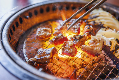 在木炭上烧烤的美味肉
