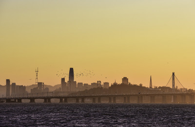 海湾地区的海洋与日落天际线与旧金山城市的阴影
