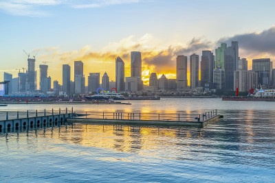 青岛帆船码头与城市建筑景观夜景