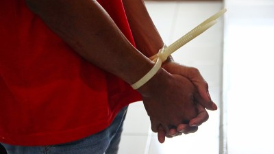罪犯正在接受警方人员的审问