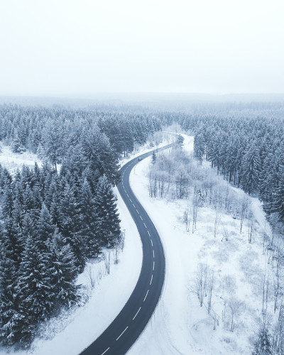 冬天，下雪的弯弯曲曲的街道通向远方