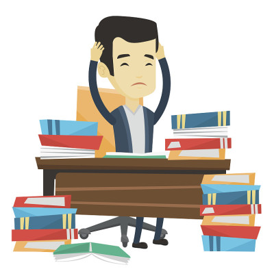 学生坐在桌子旁，手里拿着成堆的书