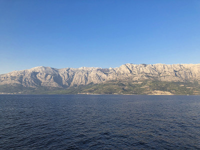 从海边眺望群山