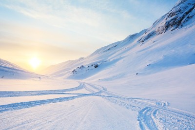 山上雪地上的雪车痕迹
