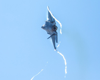 F-35闪电II高g机动，机翼边缘有凝结尾迹