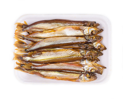 塑料盒子里的熏鱼。