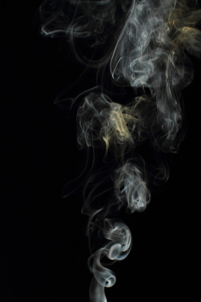 黑色背景上的白色烟雾纹理