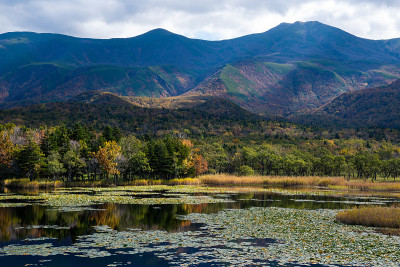 知床湖(知床五湖)第一湖和知床山的秋叶，知床，北海道，日本