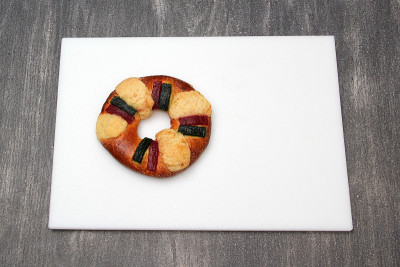 roscón, rosca de Reyes或国王蛋糕是一种甜的面团面包，上面装饰着蜜饯或蜜饯水果，