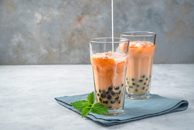 用木薯粉泡茶，在灰色的背景下泡茶
