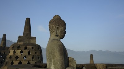 侧面的佛像在一个穿孔的佛塔
