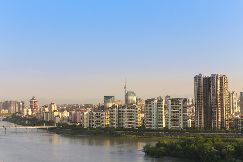 河边的现代城市