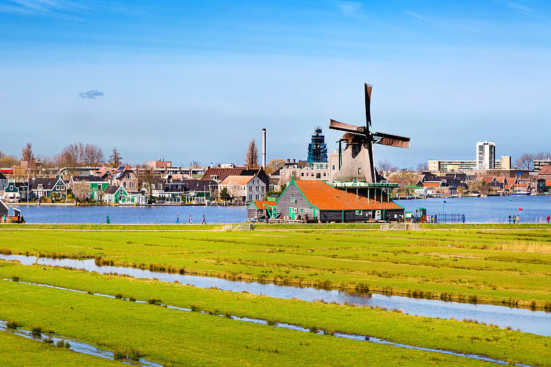 荷兰北部传统村庄Zaanse Schans的风车全景图