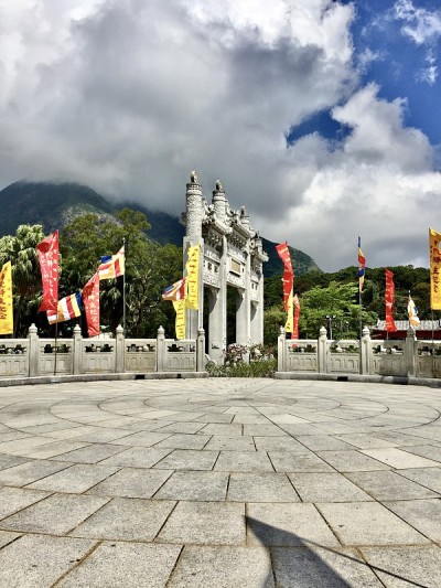 天坛大佛是一尊大型释迦牟尼铜像，于1993年落成，位于香港大屿山昂坪。