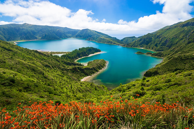 葡萄牙亚速尔群岛圣米格尔岛的Lagoa do Fogo碧绿的水风景