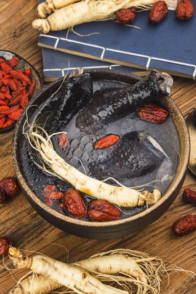 人参与黑鸡汤、鸡汤、食作药材。
