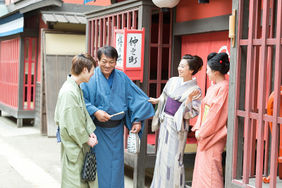 日本男人和女人在浴田的巷子里聊天