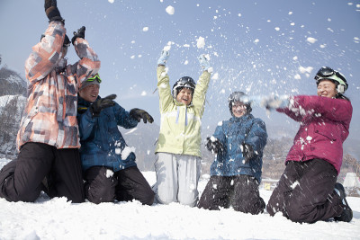 一群人在滑雪胜地玩雪