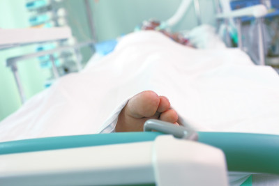 医院病床上昏迷的病人