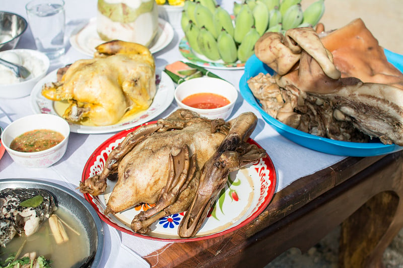 水煮鸡和猪肉用于祭祀城柱神龛预览效果