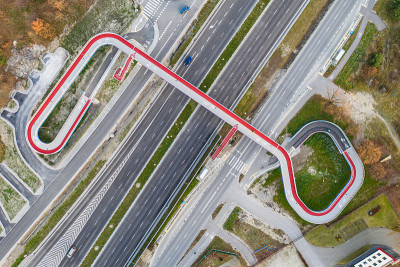 人行天桥横跨多车道公路，俯仰航拍