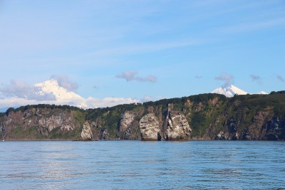 Tri Brata与Avachinsky和Koryaksky火山的背景