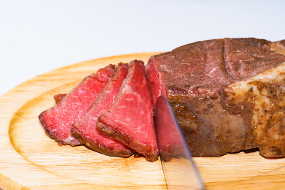 木盘子里的烤牛肉