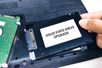 技术员安装固态硬盘(SSD)