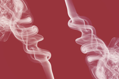 红色背景上的抽象白烟