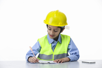 培养他们的兴趣——孩子扮成建筑工程师