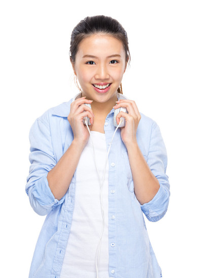 年轻的中国女子戴着耳机