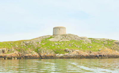 蓝天和阳光明媚的一天，Fort, Martello塔，Saint Begnet教堂在Dalkey岛，
