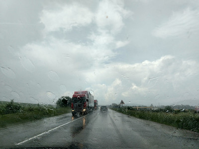 下雨时卡车在路上行驶。