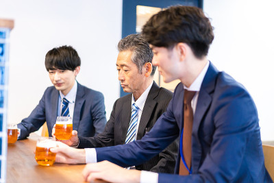 三个办公室职员在酒吧敬酒