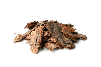 分离的松树皮屑堆