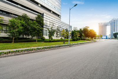 中国重庆的高速公路和城市现代建筑