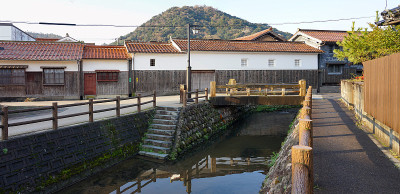 阳光明媚的清晨，仓吉白墙仓库(仓吉市内buki Tamagawa传统建筑保护区)的市容