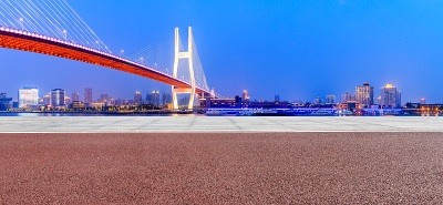上海南浦大桥和空荡的广场楼夜景