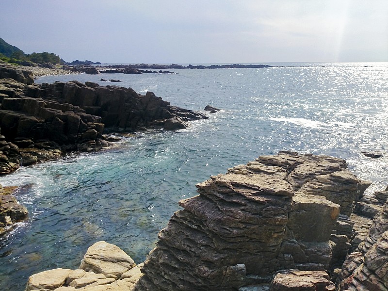 神秘的日本柱状节理岩石海岸风景