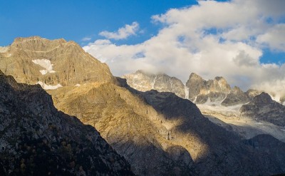 白雪覆盖的高山、高山草甸和当地的山区居民点