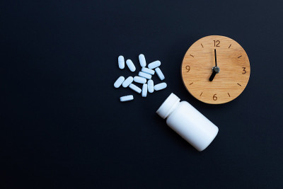 时钟上标有PrEP(暴露前预防)。用于防止HIV在深色背景上传播。本空间