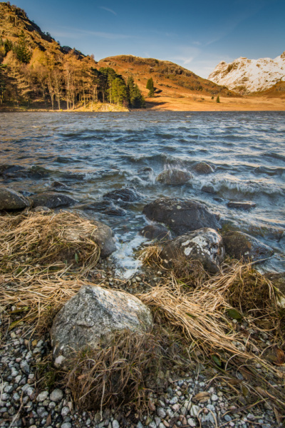 在Blea Tarn，伴随着汹涌的海浪的寒冷多风的早晨。