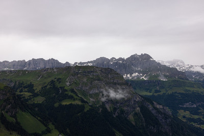 在瑞士的炉边徒步旅行。登上顶峰，翻越阿尔卑斯山，欣赏美丽的风景。史诗般的风景，看起来像霍比特人的土地