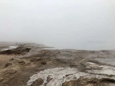 冰岛大Geysir地热区的秋冬景观:黄金圈的自然地标——泥、灌木、雾、沸水和冰