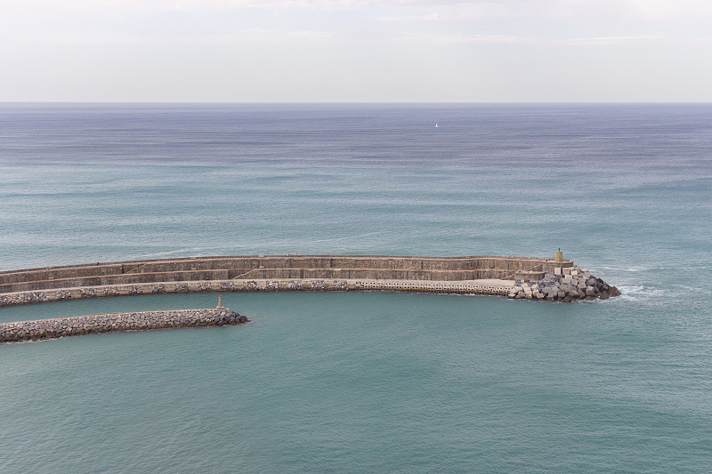 有灯塔的海景和海岸。比斯坎湾海岸线优美。巴斯克地区海景。防波堤和灯塔。海上导航的概念。